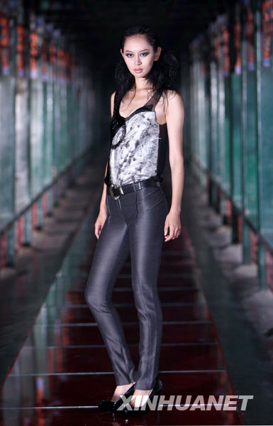 颐和园长廊上的时装秀[组图]