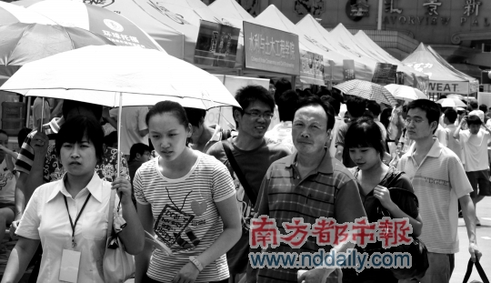 “90后”上大学前呼后拥：亲友团护驾