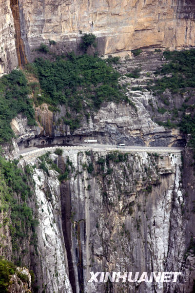 太行山“挂壁公路”[组图]