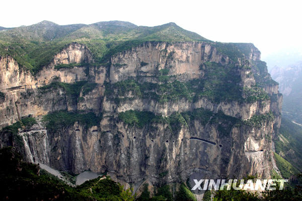 太行山“挂壁公路”[组图]