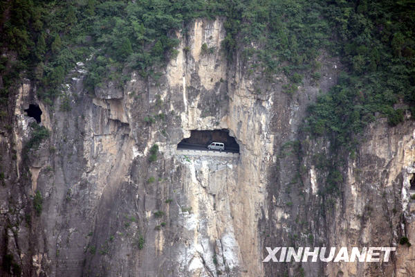 太行山“挂壁公路”[组图]