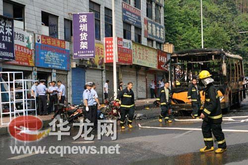 重庆一公交车运行中发生燃烧7人受伤(图)