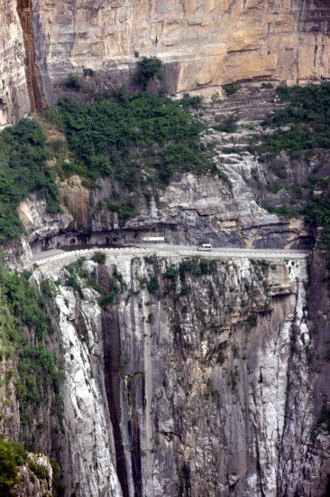 山西太行山区在悬崖峭壁上开凿公路[组图]
