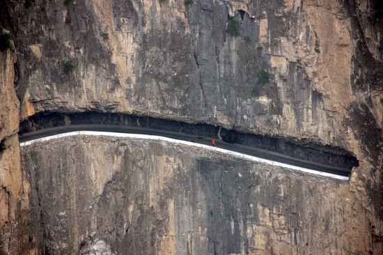 山西太行山区在悬崖峭壁上开凿公路[组图]