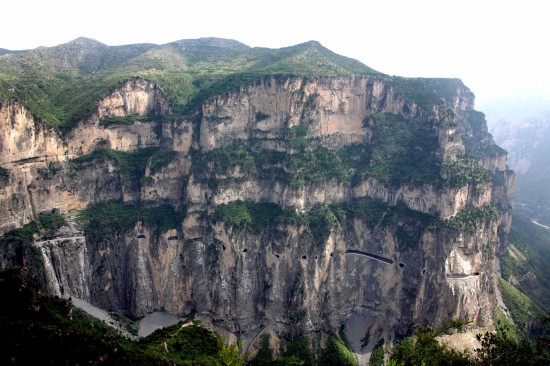山西太行山区在悬崖峭壁上开凿公路[组图]