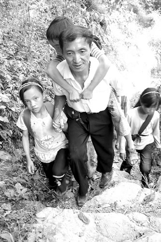 代课教师坚守乡村27年培育千名学生 月薪曾仅30元