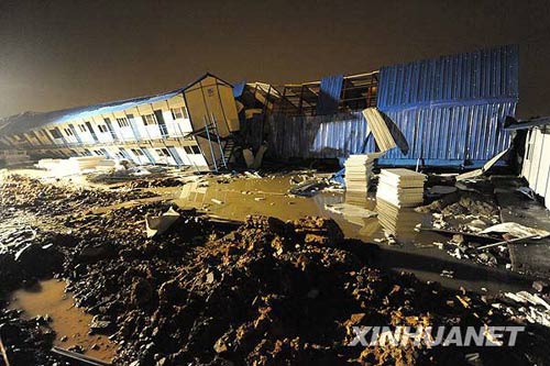 成都一处工地工棚坍塌埋压数十人(图)