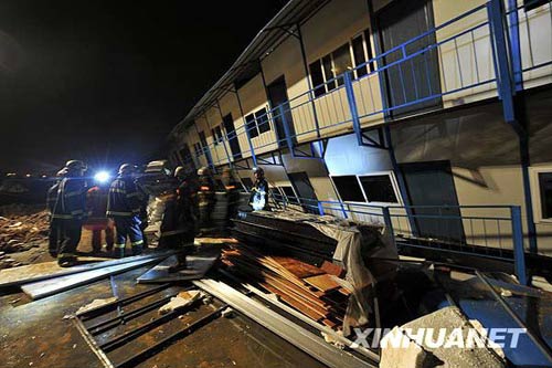 成都一处工地工棚坍塌埋压数十人(图)