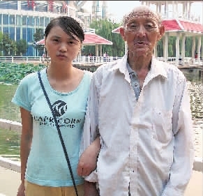 82岁老人13年报恩一口饭 抚养恩人孙女上大学