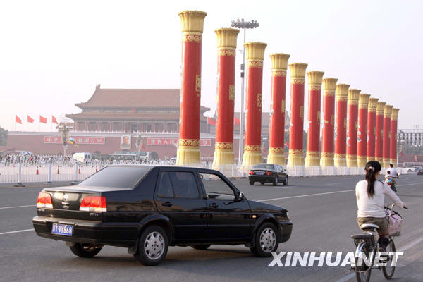 天安门广场立起“民族团结柱”[组图]