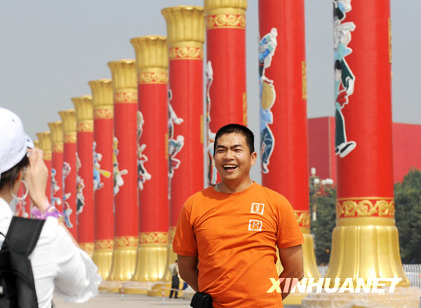 天安门广场立起“民族团结柱”[组图]