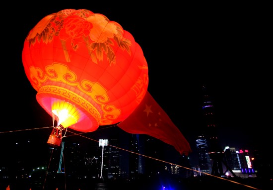 组图：上海放飞巨型热气球迎国庆