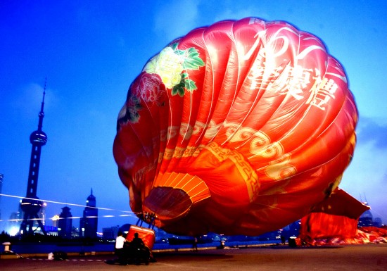 组图：上海放飞巨型热气球迎国庆