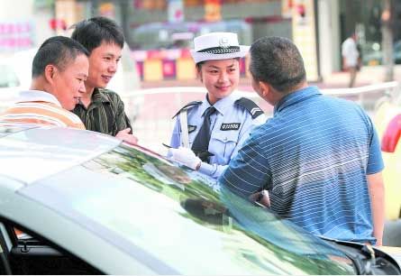 女交警执法半小时微笑敬礼13次被称温柔一刀