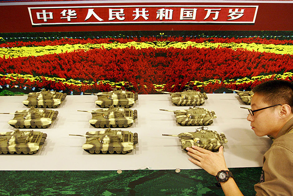 “迷你大阅兵”现身上海南京路[组图]