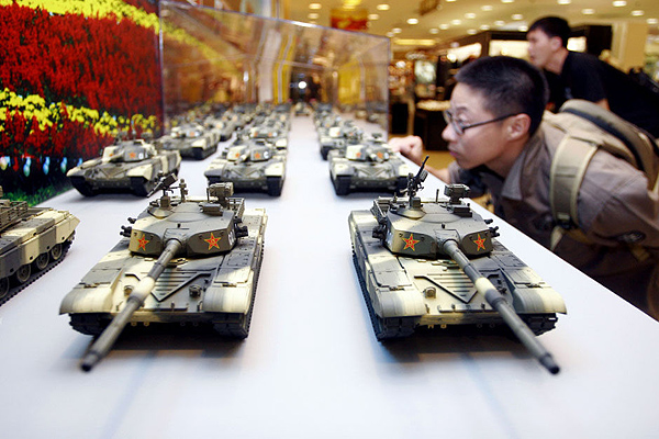 “迷你大阅兵”现身上海南京路[组图]