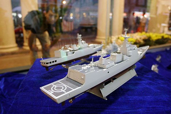 “迷你大阅兵”现身上海南京路[组图]