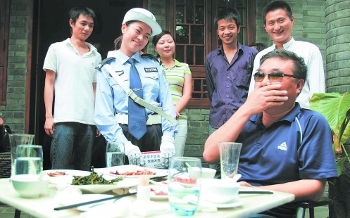 “温柔一刀”女警受央视关注 粉丝团叫铃铛(图)