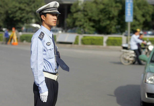 郑州民间评出最帅交警 市民慕名送来鲜花[组图]