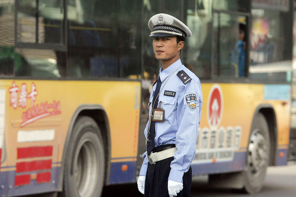 郑州民间评出最帅交警 市民慕名送来鲜花[组图]