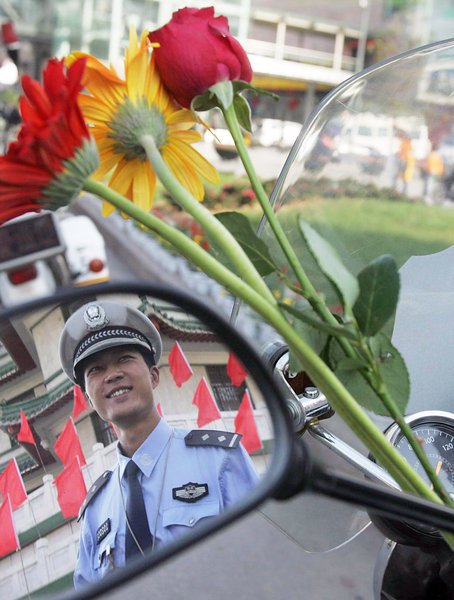 郑州民间评出最帅交警 市民慕名送来鲜花[组图]
