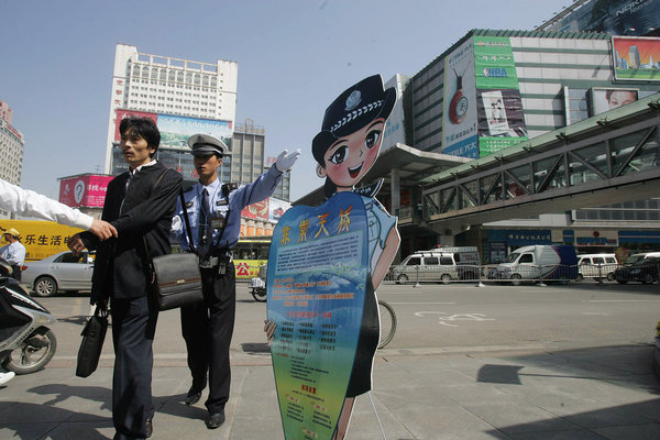 郑州民间评出最帅交警 市民慕名送来鲜花[组图]