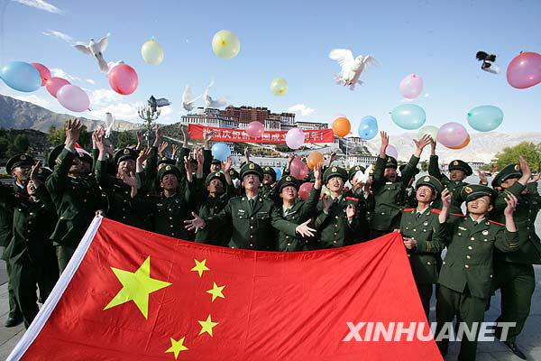 节日执勤在世界屋脊上[组图]