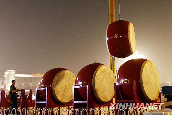 国庆庆典前期报道：挑灯夜战备庆典[组图]