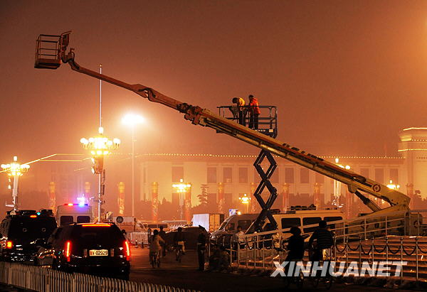 国庆庆典前期报道：挑灯夜战备庆典[组图]