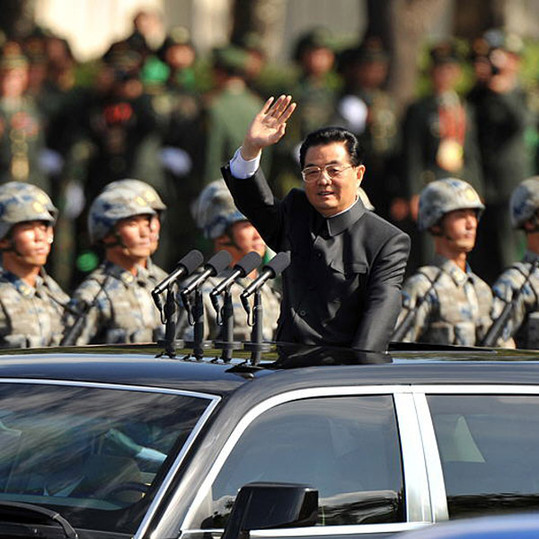 胡锦涛乘检阅车检阅受阅部队