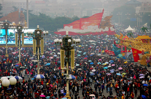 北京数万人天安门广场冒雨告别彩车