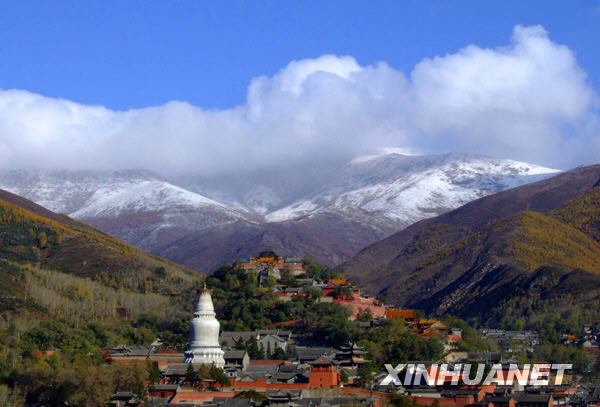 山西五台山迎来今年第一场秋雪