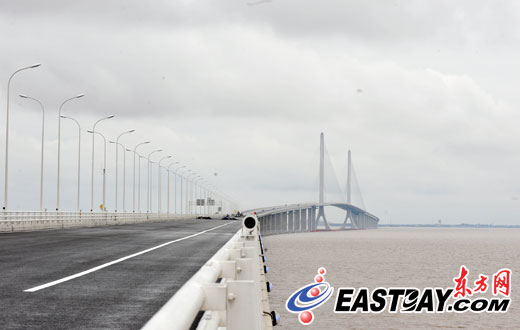 上海市宣布长江隧桥31日通车(组图)
