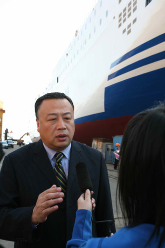 中国自行设计建造的最大豪华客滚船“渤海宝珠”下水