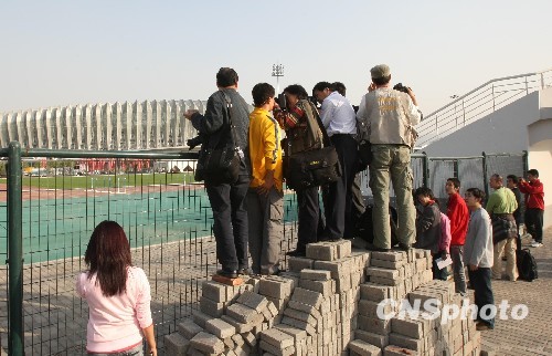 刘翔亮相训练场 轻松备战全运会