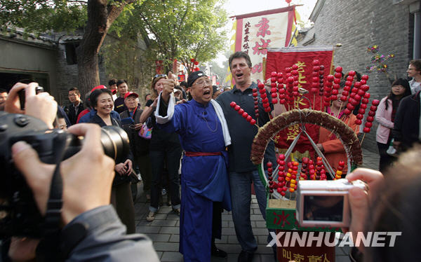 北京南锣鼓巷敲响胡同节锣鼓