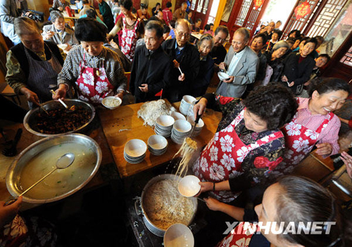 重阳节：南京老人喜吃长寿面