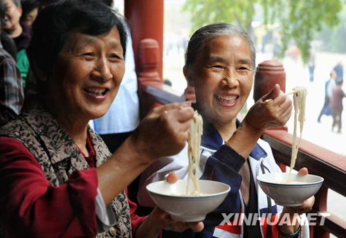 重阳节：南京老人喜吃长寿面
