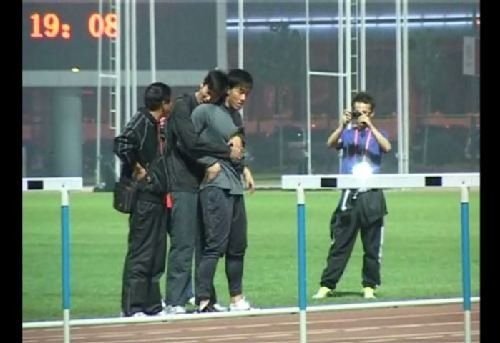 全运会花絮：刘翔热身时遭陌生男子“熊抱”