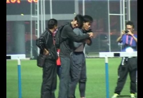 全运会花絮：刘翔热身时遭陌生男子“熊抱”