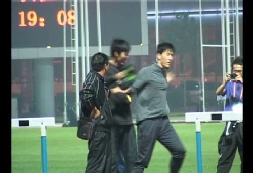 全运会花絮：刘翔热身时遭陌生男子“熊抱”