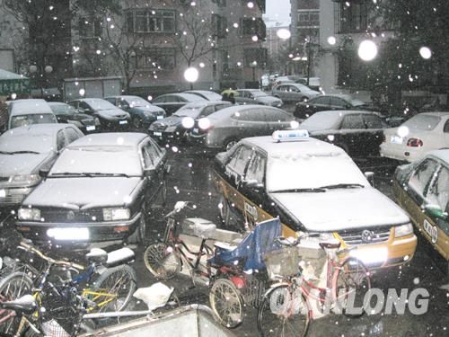 京城迎来今年第一场降雪 城区气温骤降(图)