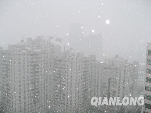 京城迎来今年第一场降雪 城区气温骤降(图)