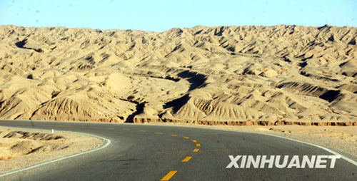 戈壁深处的公路奇观
