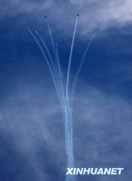 庆祝空军成立60周年飞行和跳伞表演举行首次预演