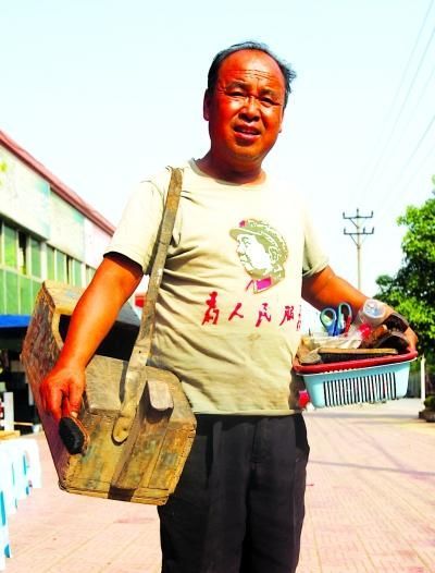 男子欲走遍全国宣传雷锋精神 靠擦鞋维持生计