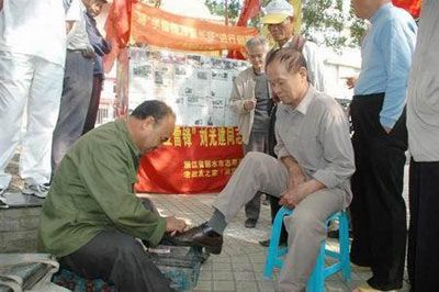 男子欲走遍全国宣传雷锋精神 靠擦鞋维持生计