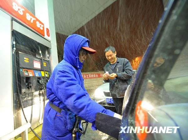 北京深夜降大雪 司机冒雪排队加油