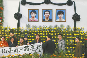 4、荆州初中毕业证图片原图：初中毕业证是什么样的？图