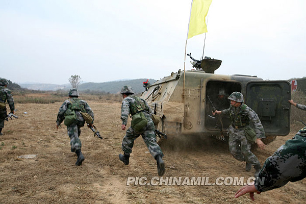 “铁骑-2009”实兵演习 合成战斗群全新亮相
